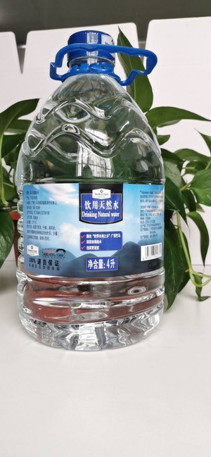 饮用天然泉水