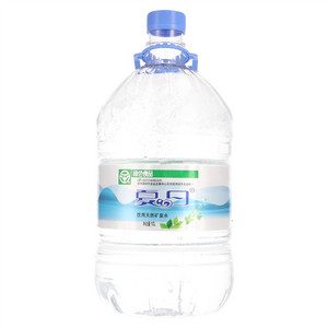 夏日饮用天然矿泉水