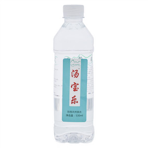 汤宝乐饮用天然泉水